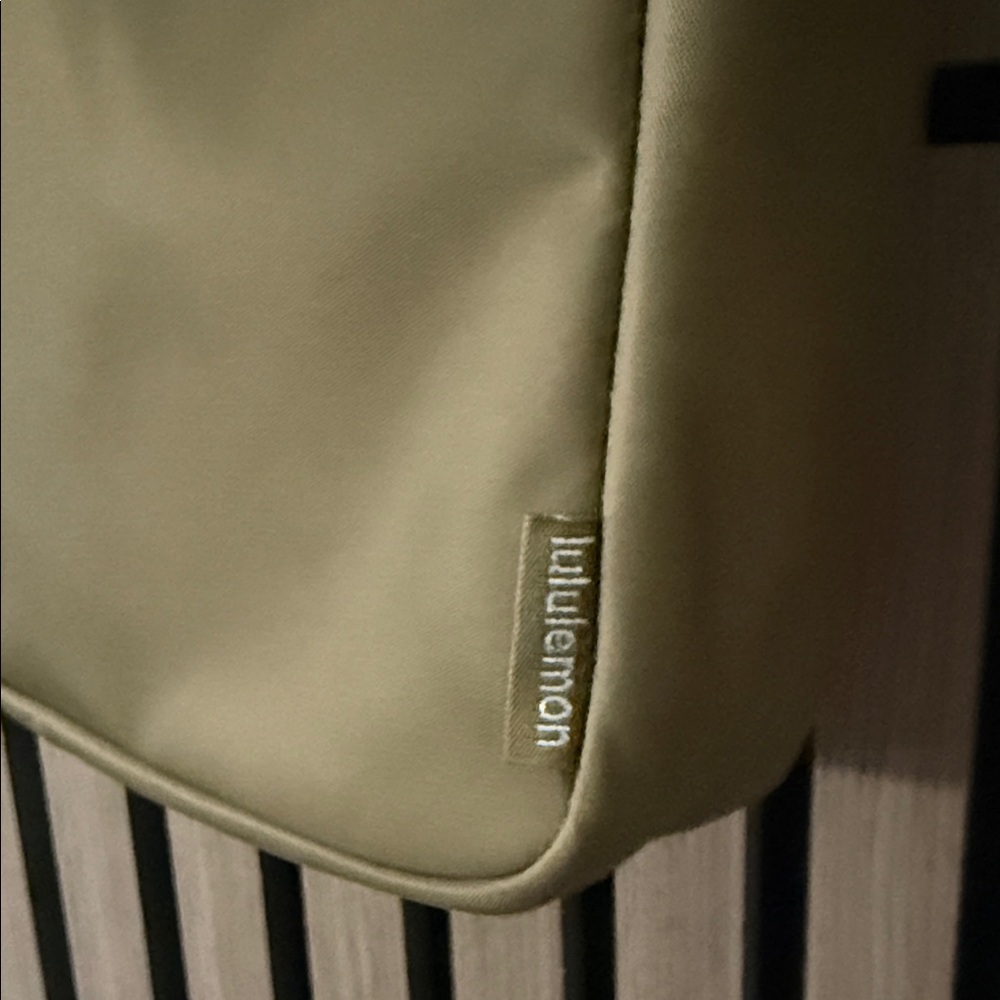 lululemon Wunderlust Crossbody Bag - Picture 7 of 8